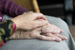 Seniorka chciała pomóc córce. Straciła blisko 50 tys. zł i złotą biżuterię