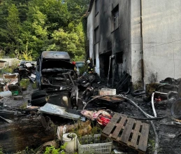 Pożar budynku w Gowinie. Na miejscu działało sześć zastępów straży 