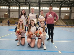 Rywalizacja w gminnych igrzyskach koszykarskich. Mecz zakończył się wysokim wynikiem