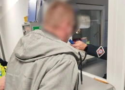 Uciekając przed policją ukrył się na prywatnej posesji. Był pijany i miał sądowy zakaz prowadzenia
