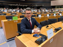 Europoseł pyta marszałka o podwyżki cen biletów kolejowych