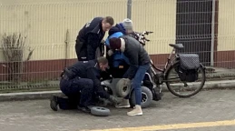 Dzielnicowi z Pucka wykazali się postawą godną naśladowania. Pomogli osobie z niepełnosprawnością na wózku inwalidzkim