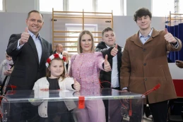 'Zwyciężymy!' Karol Nawrocki świętował w historycznej hali 