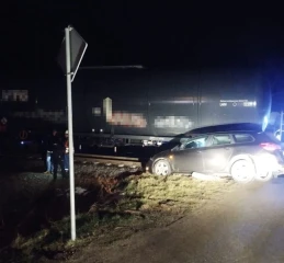 Był znak stop, a on się nie zatrzymał. Zderzył się z lokomotywą