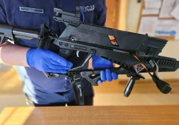 Wiózł ze sobą haszysz i kuszę. Kierował pod wpływem narkotyków