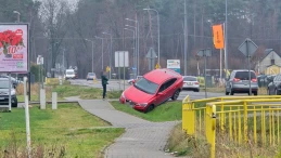 Samochód wjechał do rowu. 53-latka ukarana mandatem