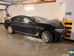 BMW uderzyła w ścianę garażu podziemnego