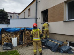 Pożar mieszkania w Wejherowie! Na miejsce wezwano 5 zastępów straży pożarnej. Policja podała wstępnie przyczynę