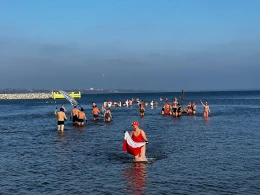 Morsy w Pucku w lodowatej wodzie uczciły rocznicę zaślubin