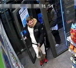 Są podejrzani o kradzież w 'Żabce Nano'. Policja udostępnia wizerunki 