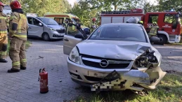Zderzenie dwóch aut na drodze wojewódzkiej. Jedna osoba poszkodowana