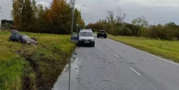 Wpadł w poślizg i ugrzązł w błocie. W środku zrezygnowany kierowca 