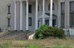 W miejscu ruin po hotelu powstanie nowy obiekt. Trwa rozbiórka hotelu "Murat" w Redzie