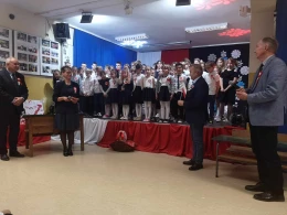 Społeczność Zespołu Szkolno-Przedszkolnego w Choczewie upamiętniła 105. rocznicę odzyskania przez Polskę niepodległości