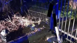 Szaleńcza jazda na hulajnodze zakończona na bramie 