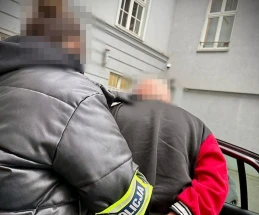 Czekał na nią przed domem i groził pistoletem