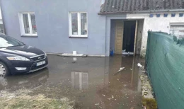 Zalana piwnica i podwórko. Strażacy wypompowywali wodę