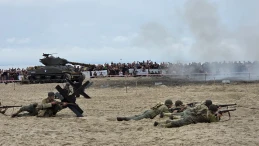 Żołnierze na plażach Helu. D-Day 2025 przechodzi do historii
