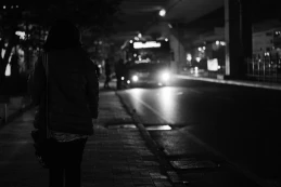 Napadli go i okradli w nocy, gdy wysiadł z autobusu. Grozi im do 15 lat więzienia