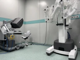 Chirurgia przyszłości w wejherowskim szpitalu. Przy stole operacyjnym stanie robot da Vinci Xi 