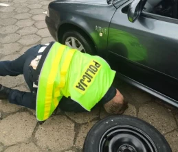 Wjechał w studzienkę. Policjanci pomogli mu wymienić koło