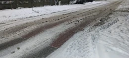 Progi zwalniające na jednej z ulic w Gościcinie zmorą mieszkańca.  'Kwestia czasu, kiedy ktoś uszkodzi auto'
