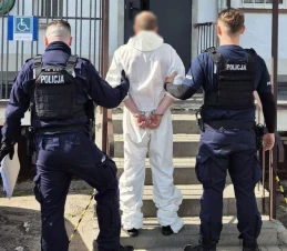 Zaatakował partnerkę kijem, młotkiem i nożem. Chciał zabić?