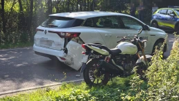 Motocyklista uderzył w samochód. Trafił do szpitala
