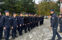 Dyscyplina, szacunek i musztra. Policjant szkolił klasę mundurową