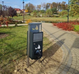 'Mamy obowiązek dbać o czystość w gminie.' W parku stanął kosz na psie odchody