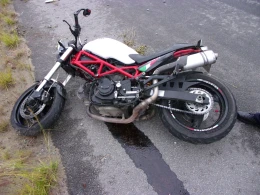 Motocyklem uderzyła w barierkę. Zmarła w szpitalu