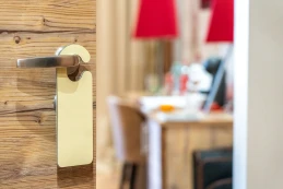 Pijany wyłamał drzwi w hotelu. Grozi mu do 5 lat więzienia