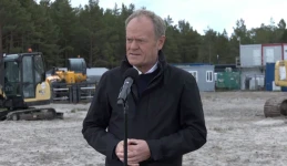 Donald Tusk: "Prąd wytwarzany przez elektrownię wystarczy dla 12 mln gospodarstw". Premier z wizytą w gminie Choczewo 