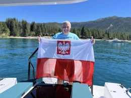 Dla dzieci pokonał jedno z najgłębszych jezior USA. Piotr Biankowski przepłynął Jezioro Tahoe