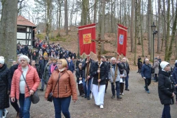 Setki wiernych na drodze krzyżowej w Kalwarii Wejherowskiej