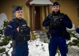 Policjanci uratowali mieszkańców z płonącego domu w Redzie. 'Nie zważali na to, że pali się strop budynku'