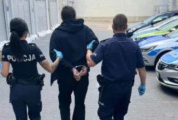 Kradł whisky i biżuterię. Mołdawianin zamiast do stolicy trafił za kratki