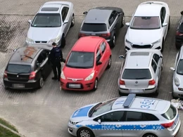 Na parkingu w Redzie wybiła szyby w autach
