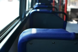 'Czy to naprawdę jest podejście do pasażera w XXI wieku?' Podróżni narzekają na komunikację zastępczą