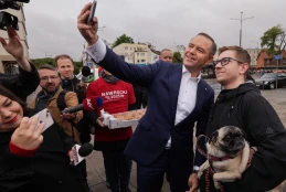 Wyścig trwa! Karol Nawrocki zaczął od...pączków 