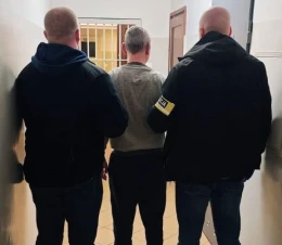 Uderzył ratownika wózkiem inwalidzkim i kopnął w kolano