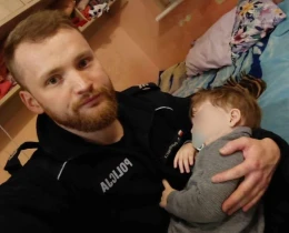 Gdynia: Tata poszedł na mecz. A mamy nie było w mieszkaniu. 3-latek i 6-latka byli sami w domu 
