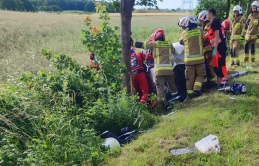 Poważny wypadek. Samochód uderzył w drzewo, za kierownicą 18-latek