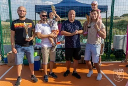 Sportowa rywalizacja przyciągnęła wielu uczestników. Główną atrakcją rzut... kaloszem