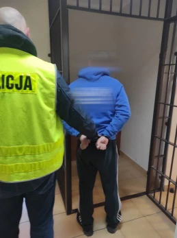 Uzbrojony w kostkę brukową zaatakował okna. Policja zatrzymała 43-letniego recydywistę
