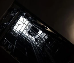 Groźny wypadek na budowie. Mężczyzna spadł z sześciu metrów do szybu windy