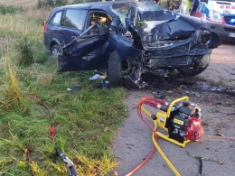 Z dużą siłą uderzył w drzewo. 22-letni kierowca był pijany