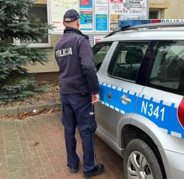 Policjanci z Łęczyc pomogli zagubionej 63-latce. Szybka interwencja uratowała ją przed chłodem