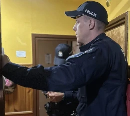 Pili i palili na przystanku. Jeden z nich podejrzanie się zachowywał