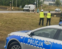 Wspólna akcja służb na przejeździe kolejowym. Policjanci i Straż Ochrony Kolei przypominali o zasadach ruchu